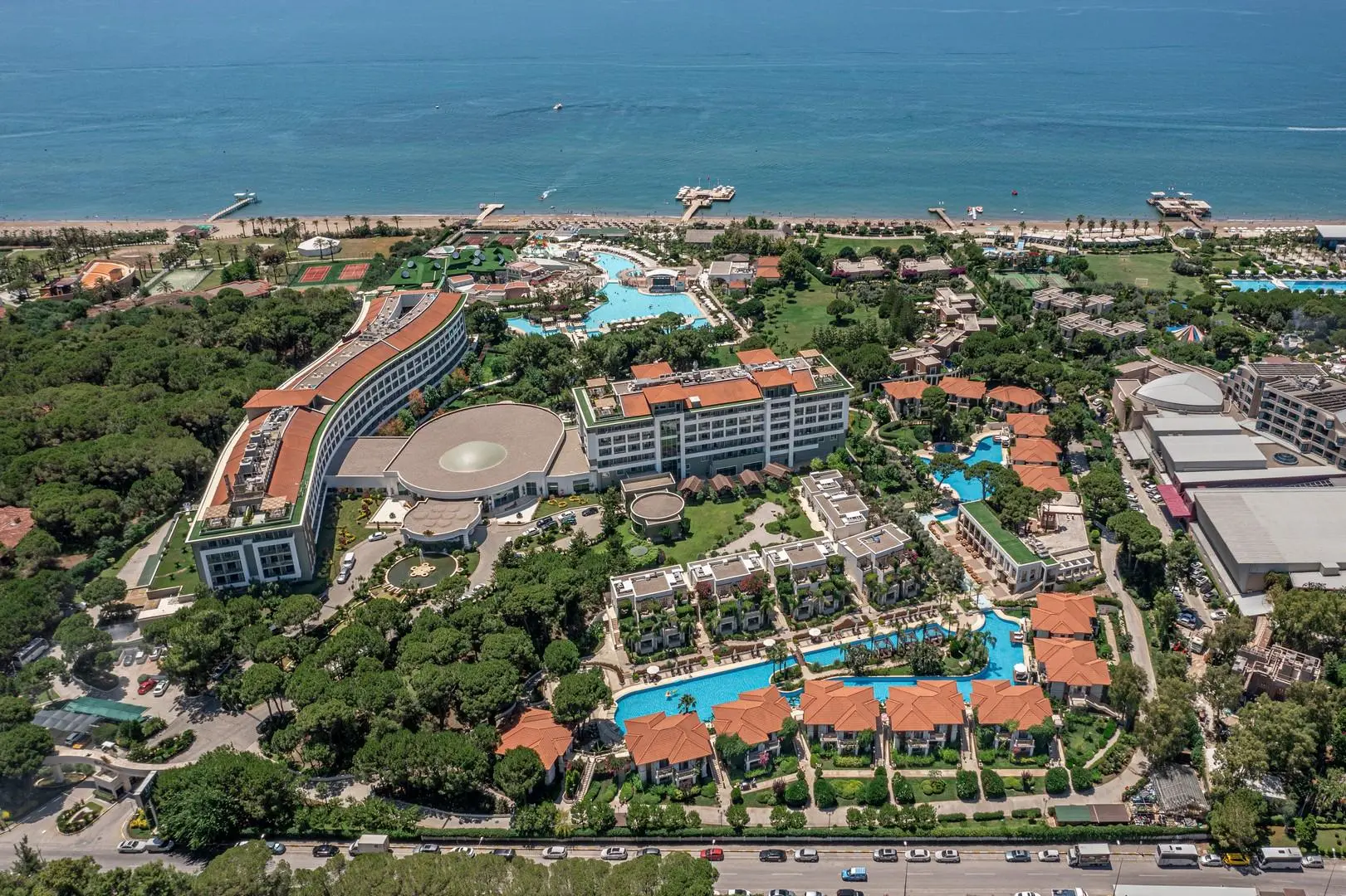 Панорамен изглед отгоре към хотела, басейните и морския бряг – Ela Excellence Resort, Белек