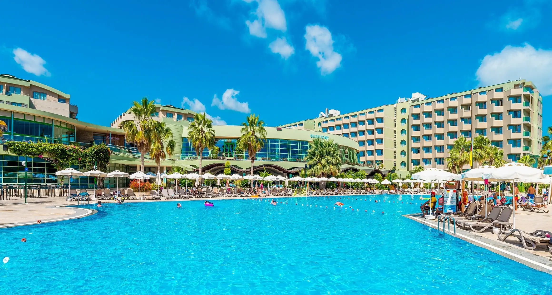 Голям басейн пред хотелската сграда с палми – Vonresort Golden Coast Hotel, Сиде
