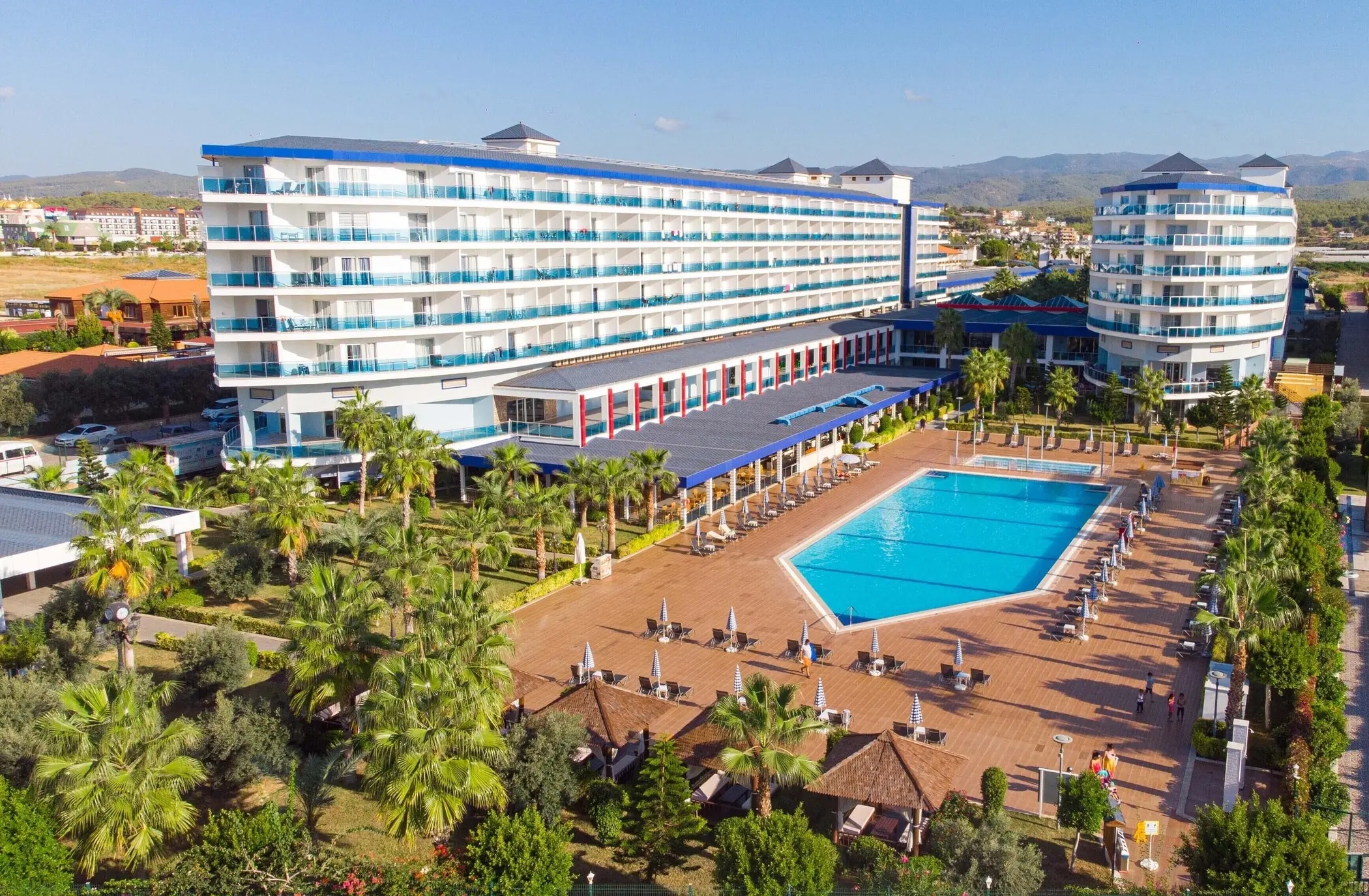 Аерофото на хотелските сгради и основния басейн сред палмова градина – Eftalia Marin Resort, Алания
