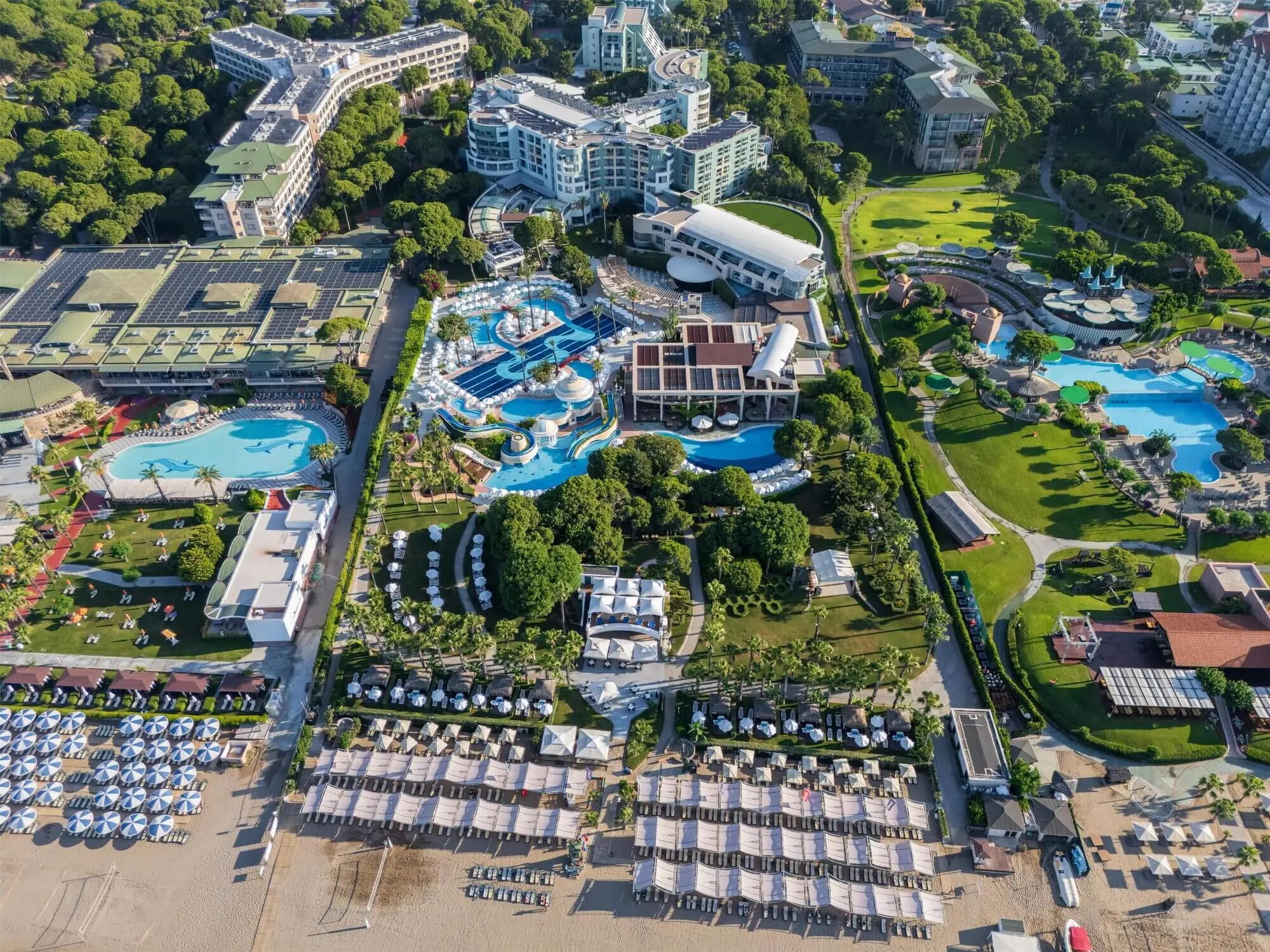 Въздушна снимка на комплекса с басейни, пързалки и плажна ивица – Limak Atlantis De Luxe Hotel & Resort, Белек