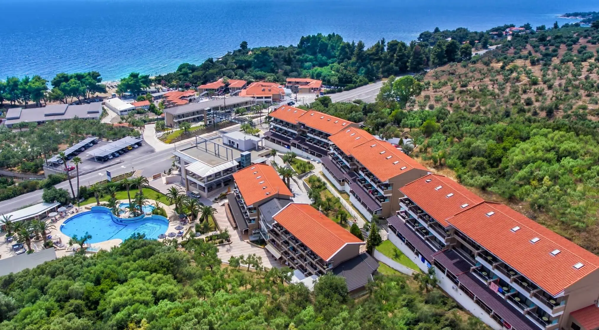 Сградите с червени покриви и басейнът от въздуха – Lagomandra Hotel & Spa, Ситония