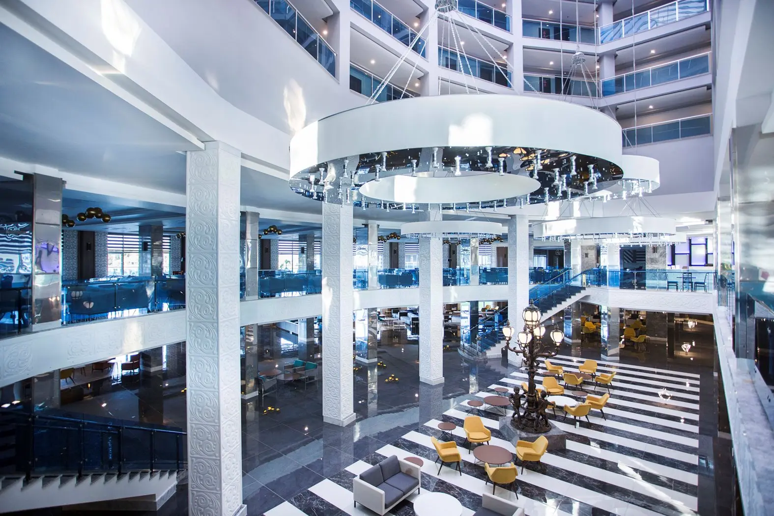 Просторно лоби атриум с кръгъл полилей и галерии на етажите – Eftalia Ocean Resort and SPA, Алания