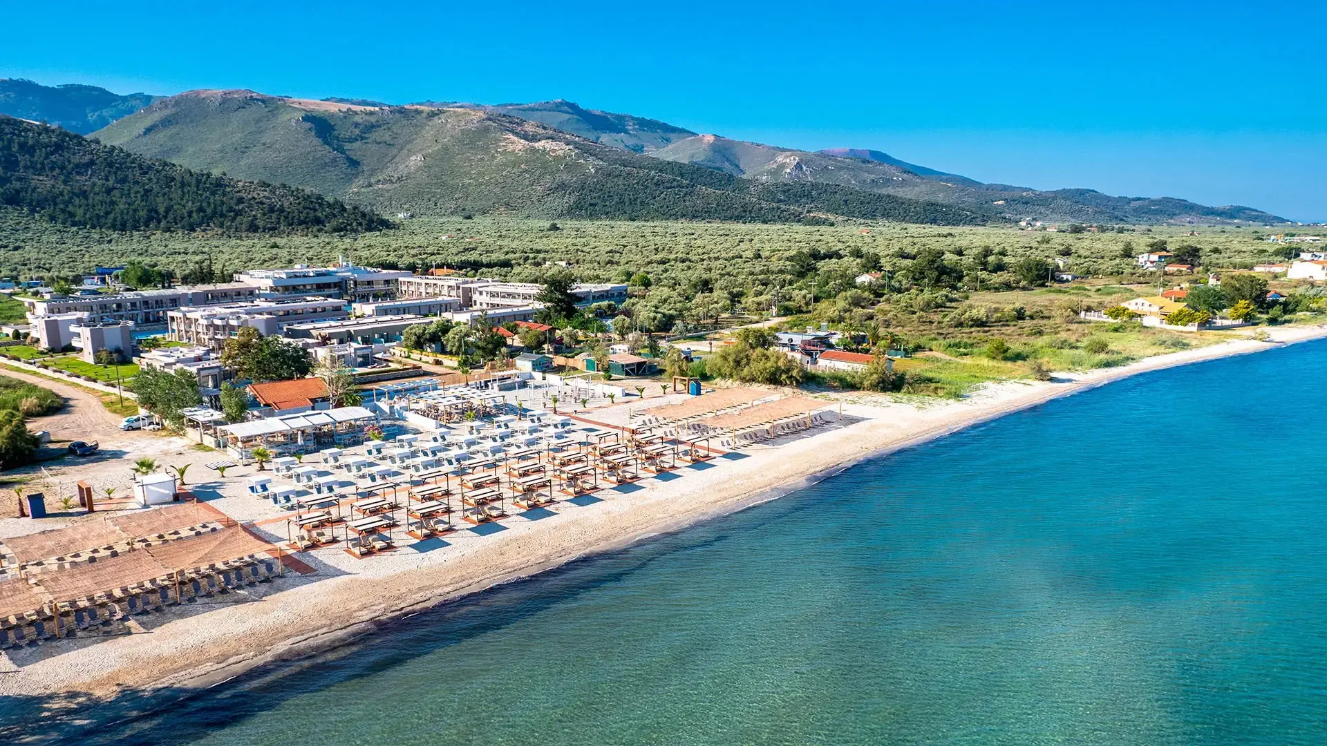 Изглед от въздуха към хотела, плажа и планините на Тасос – Alea Hotel & Suites, Тасос