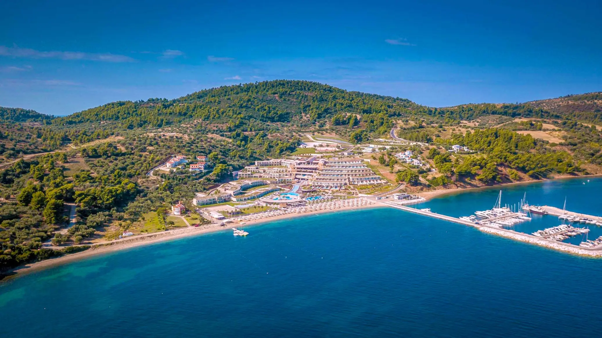 Комплексът на хълма над залива и марината от въздуха – Miraggio Thermal Spa Resort, Касандра