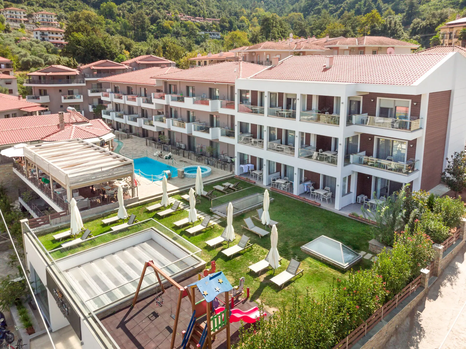 Корпуси с балкони, басейн и детска площадка отвисоко – Ntinas Filoxenia Hotel-Apartments, Тасос