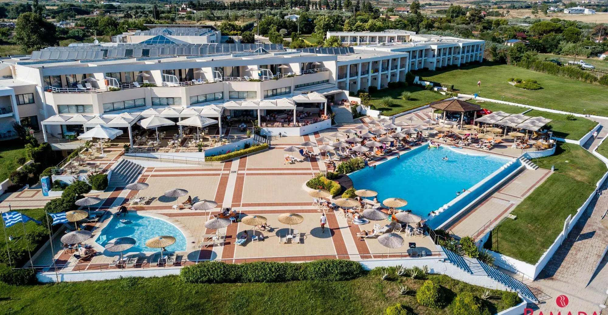 Хотелът и басейните, заснети отгоре – Ramada Plaza by Wyndham Thraki, Александруполис