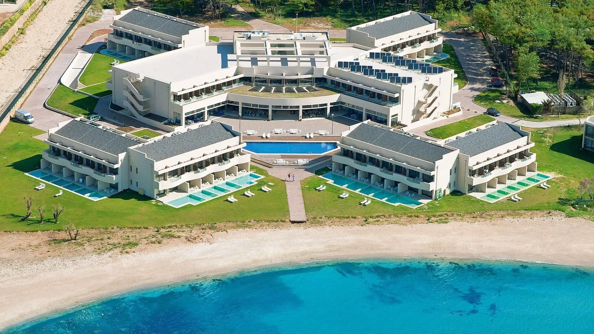 Въздушен изглед към корпусите, басейните и плажа – Grecotel Astir Alexandroupolis Hotel, Александруполис