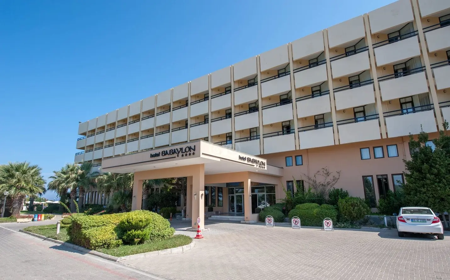 Фасада на основната сграда с входа, терасите и подстъпа пред хотела – Babaylon Hotel, Чешме