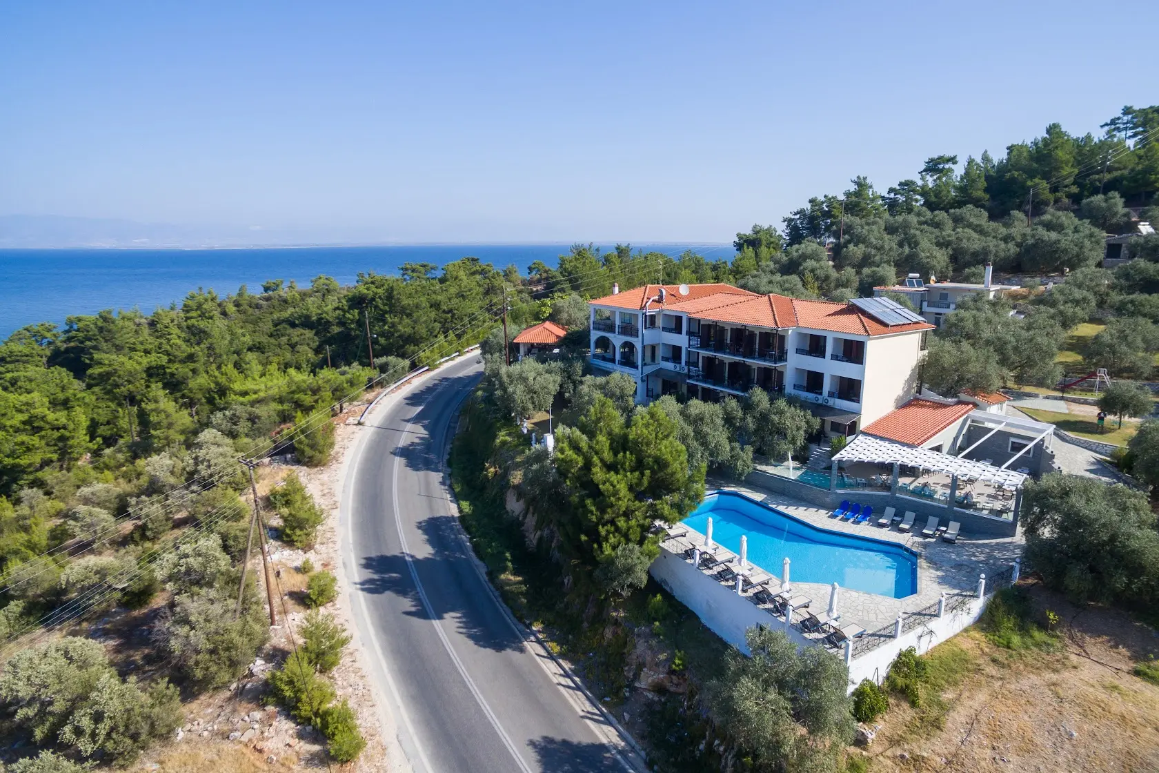 Хотелът с басейна над морето и пътя отвисоко – Villa Natassa, Тасос