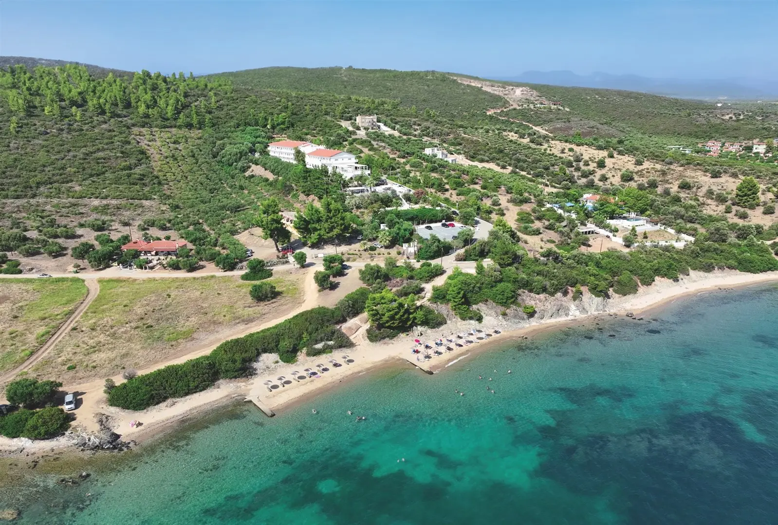 Хотелът на зеления склон над плажа от въздуха – Bianco Olympico Beach Resort, Ситония