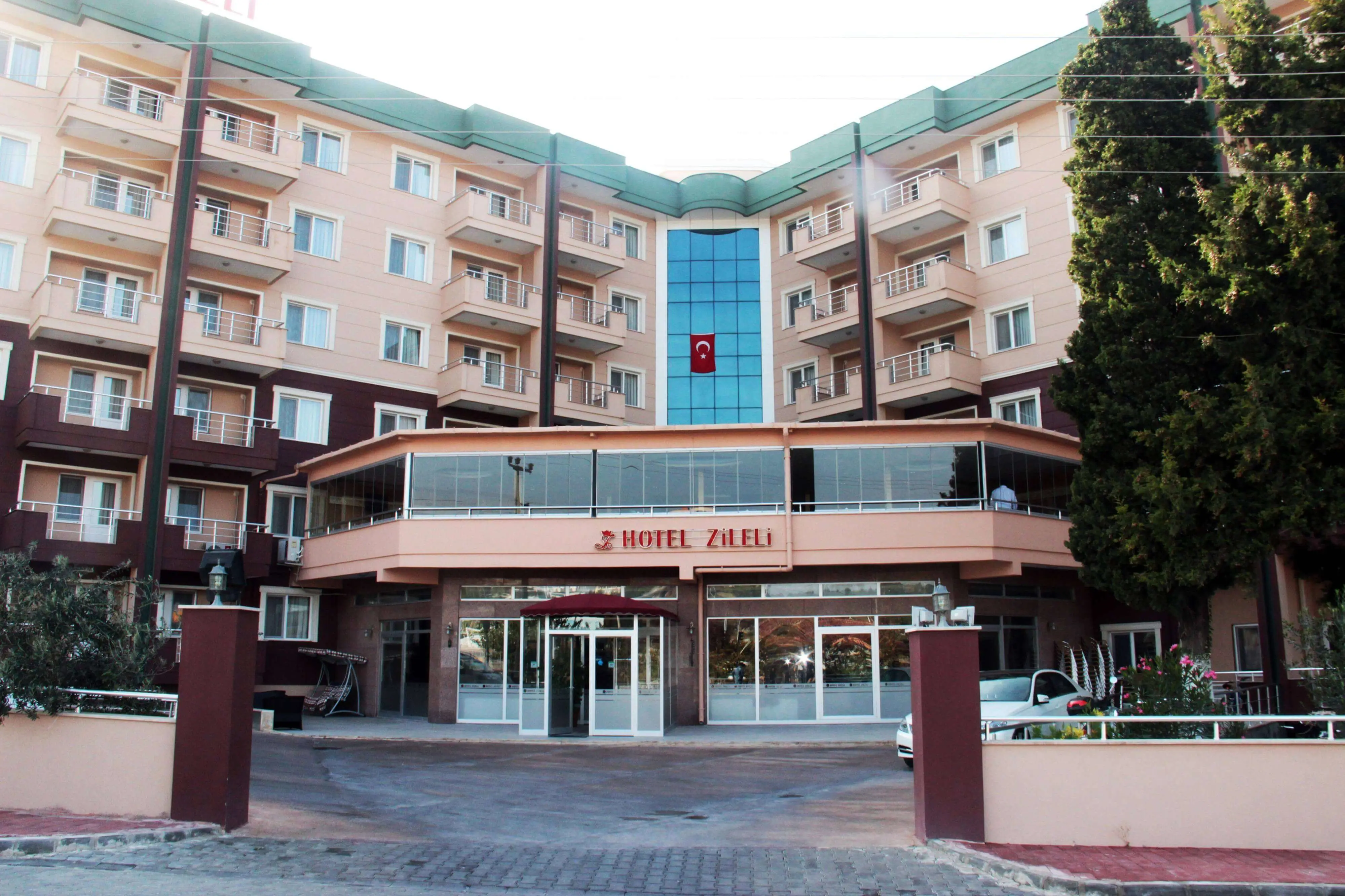 Дневна фасада на хотела с входа и балкони на стаите – Zileli Hotel, Чанаккале