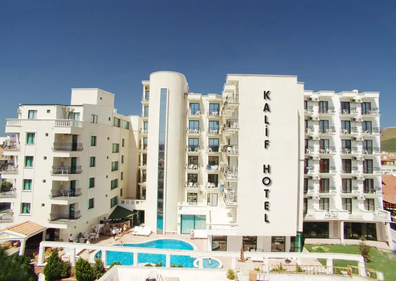 Фасада на хотела с надпис KALIF и басейн пред сградата – Kalif Hotel, Айвалък