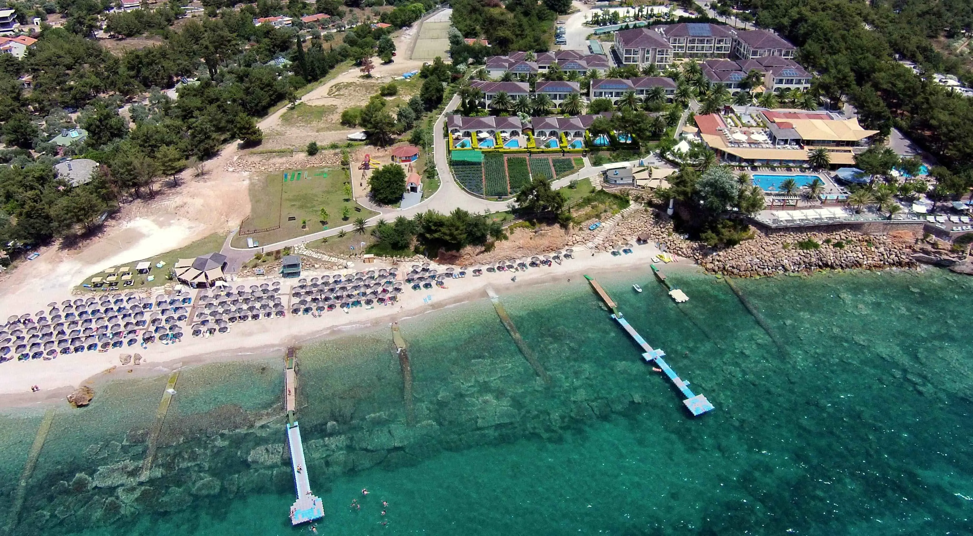 Комплексът, плажът и кейовете от въздуха – Alexandra Beach Thassos Spa Resort, Тасос