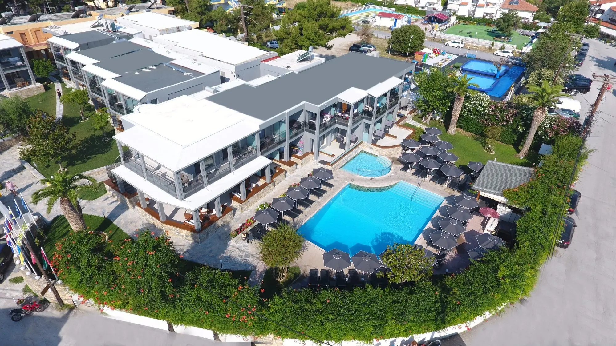 Въздушен изглед към сградите, басейна и шезлонгите – Dionysos Hotel, Касандра