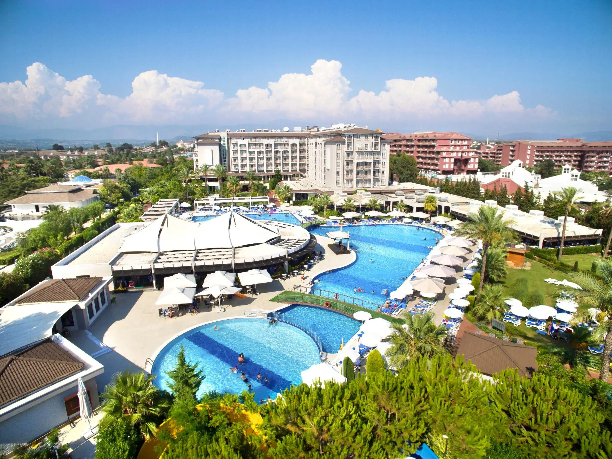 Басейни и хотелски сгради от птичи поглед сред зеленина – Sunis Elita Beach Resort Hotel & Spa, Сиде