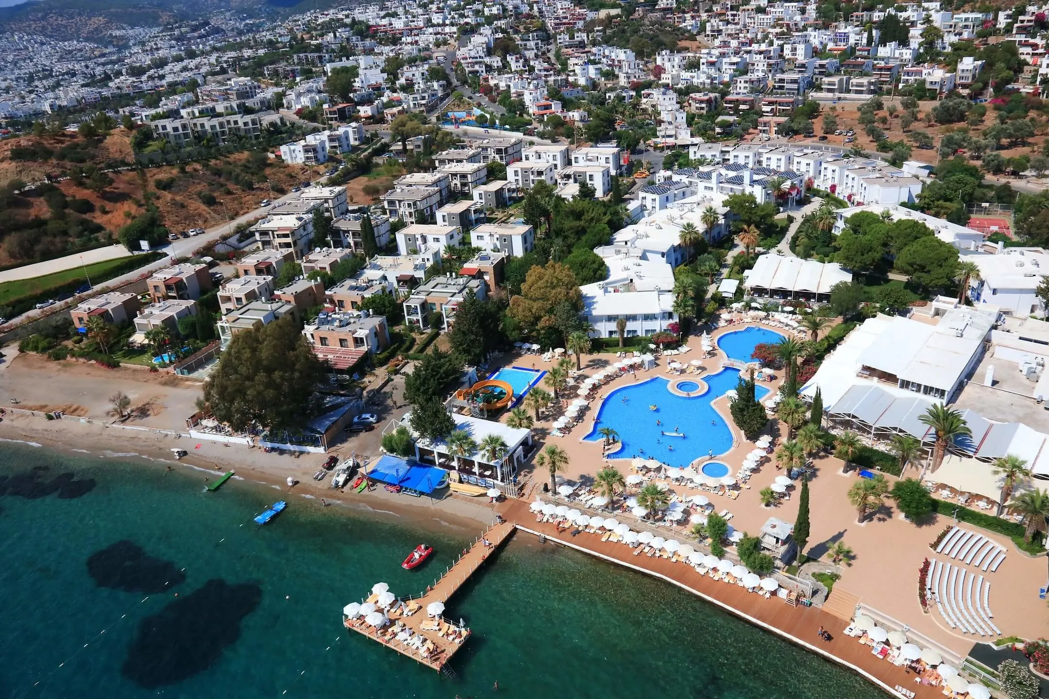 Общ изглед отгоре към комплекса, плажа, кея и басейните в залива – Labranda TMT Bodrum Resort, Бодрум