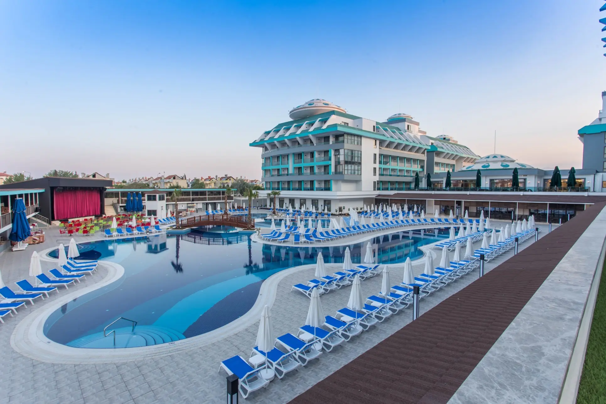Хотелът с басейни и шезлонги в синия час, видян от високо – Sensitive Premium Resort & Spa, Белек