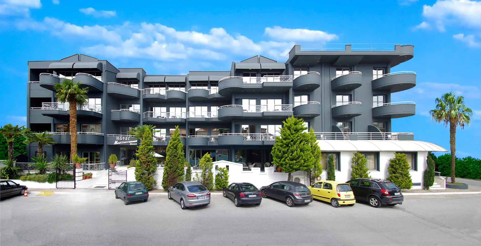 Модерната сграда на хотела и паркинг пред нея – Mediterranean Resort, Олимпийска ривиера
