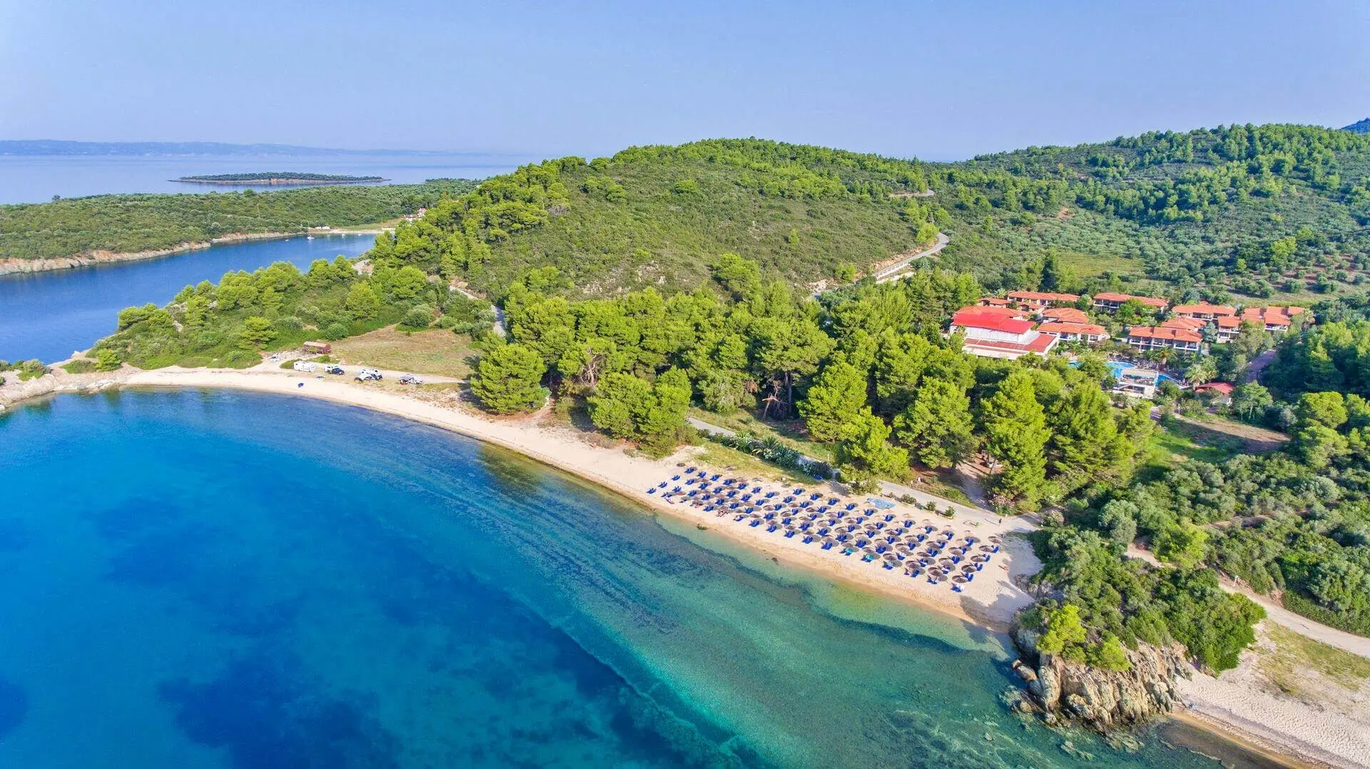 Заливът, пясъчният плаж и хотелът от въздуха – Poseidon Hotel Sea Resort, Ситония