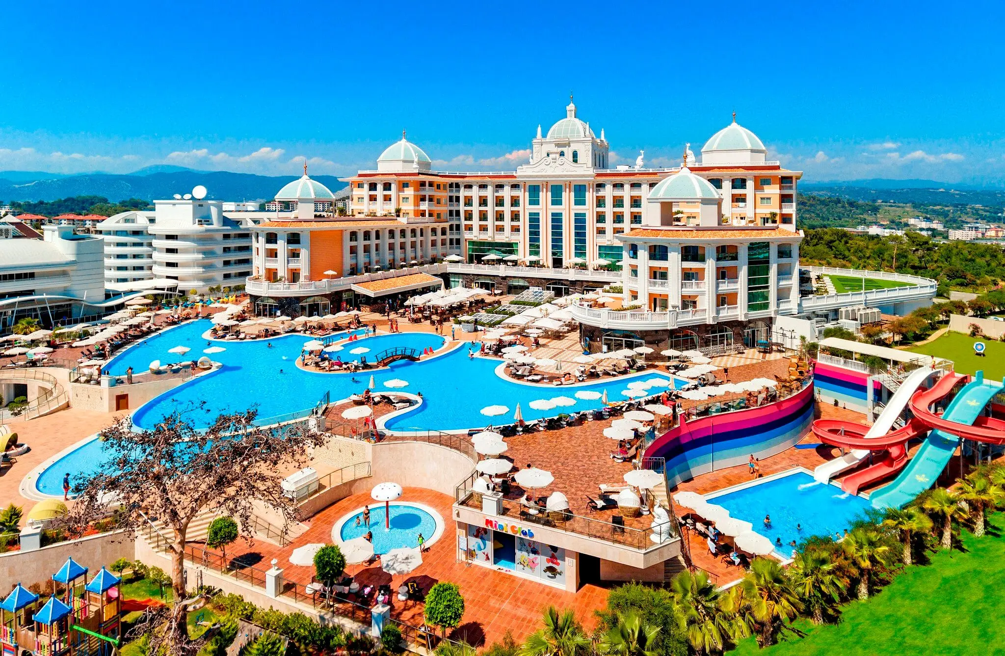 Хотелът с басейни, аквапарк с пързалки и зелени площи от високо – Litore Resort Hotel & Spa, Алания