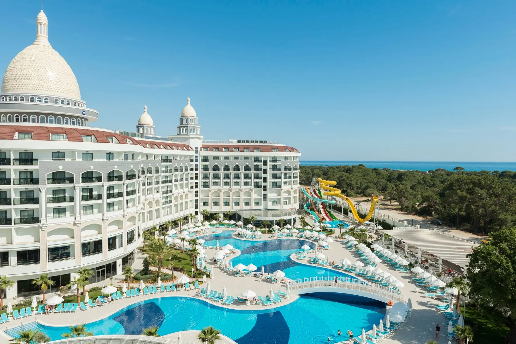 Хотелът с куполообразни кули, басейните и водните пързалки отвисоко – Diamond Premium Hotel & Spa, Сиде