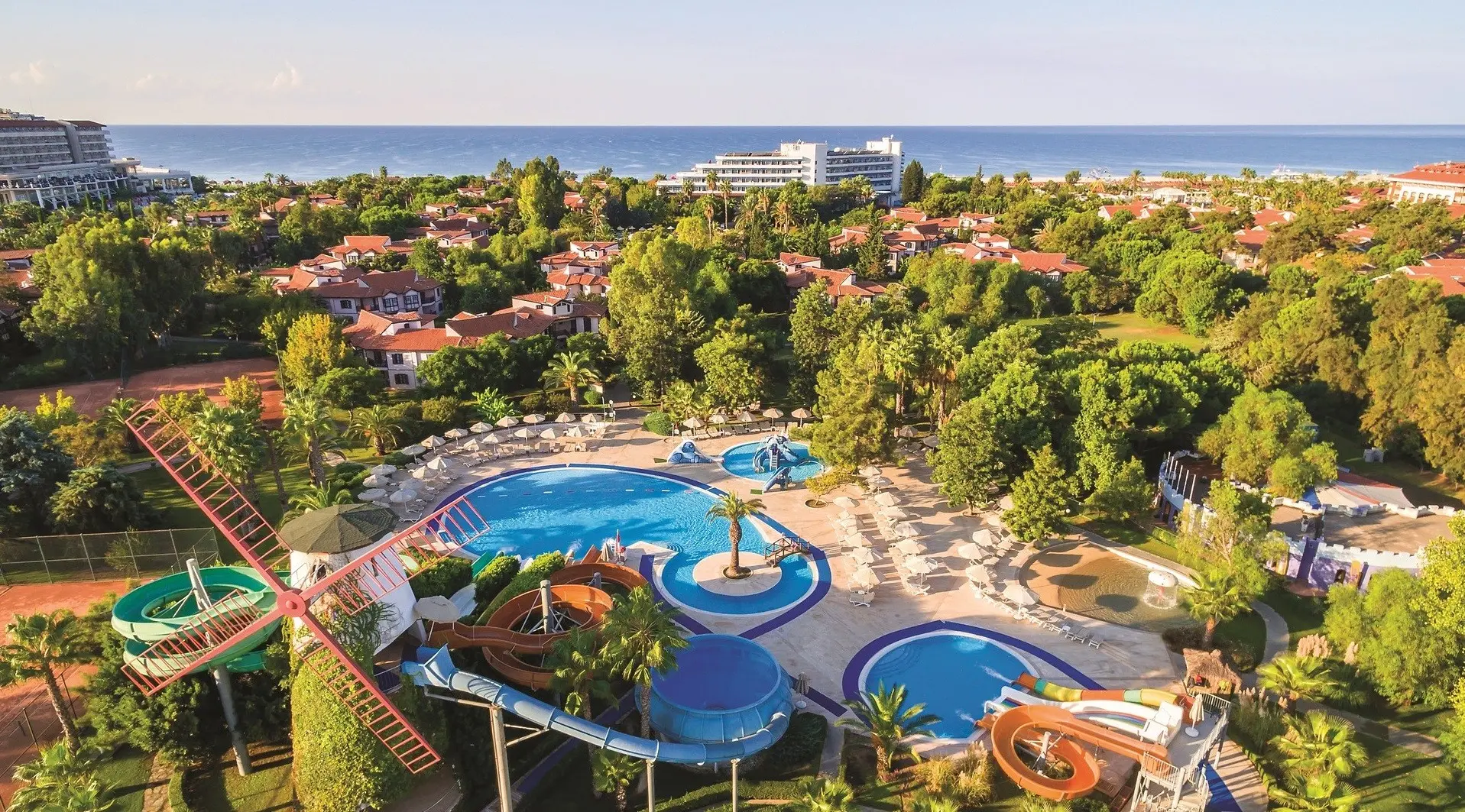 Хотелът сред борова гора с басейн и водни пързалки от въздуха – Sunrise Resort Hotel, Сиде