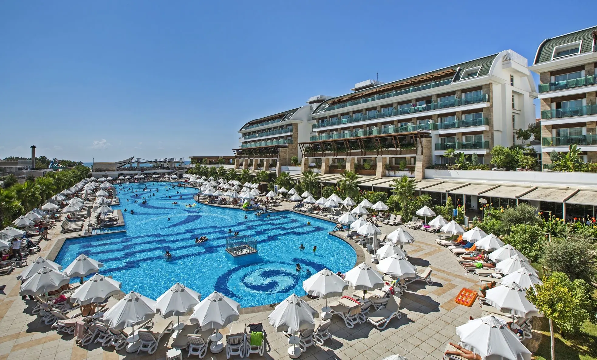 Основната сграда и голям басейн с бели чадъри – Crystal Waterworld Aqua Collection, Белек