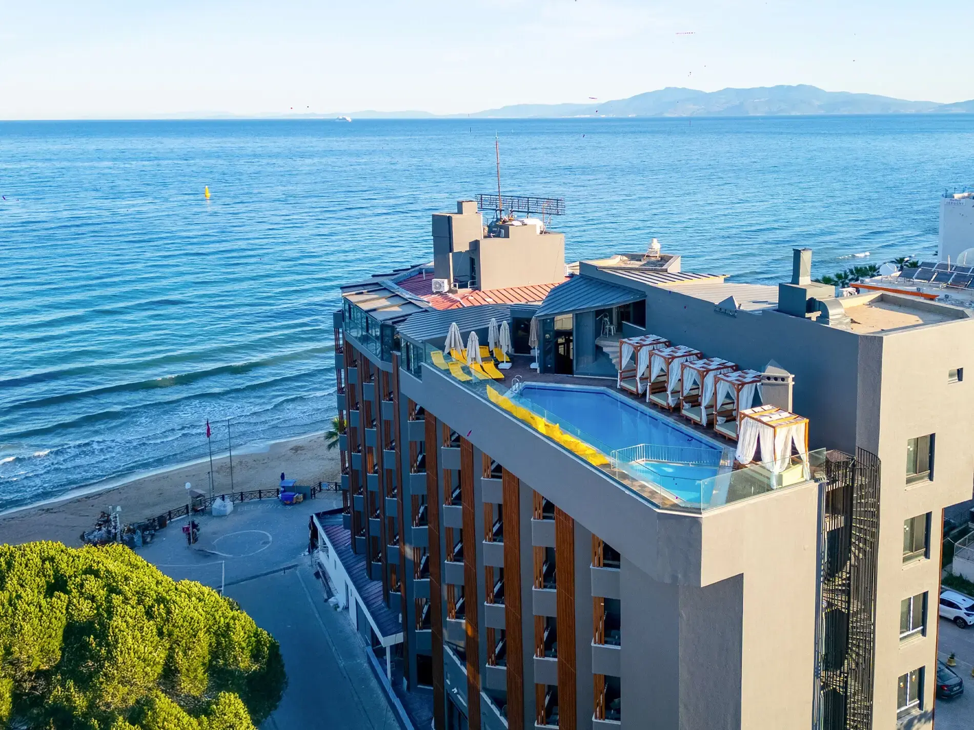 Хотелът на брега на морето с басейн на покрива, поглед от въздуха – Jura Hotel Ada Beach Kusadasi, Кушадасъ