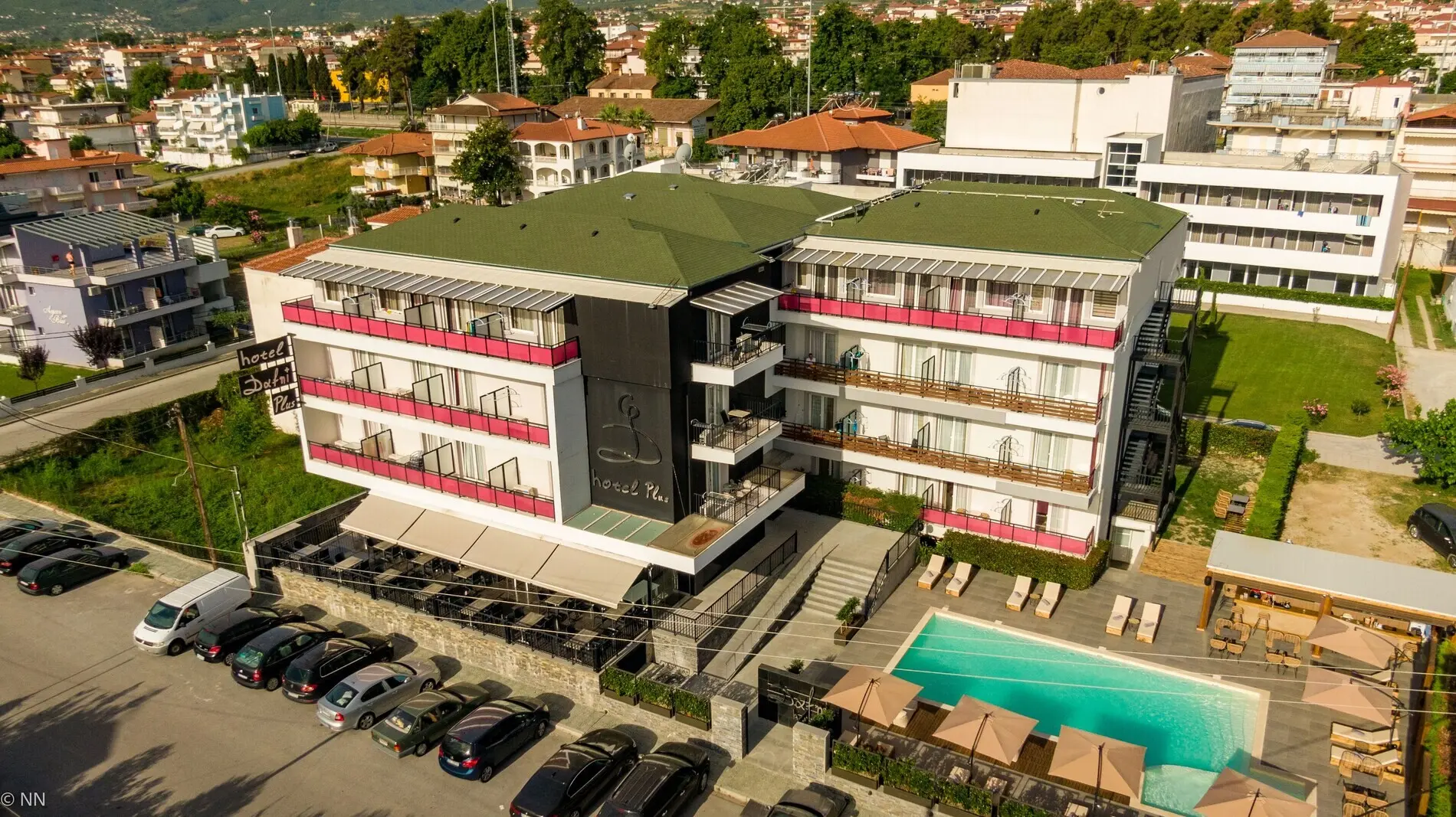 Въздушен изглед към хотела със зелен покрив и басейн – Dafni Plus Hotel, Олимпийска ривиера