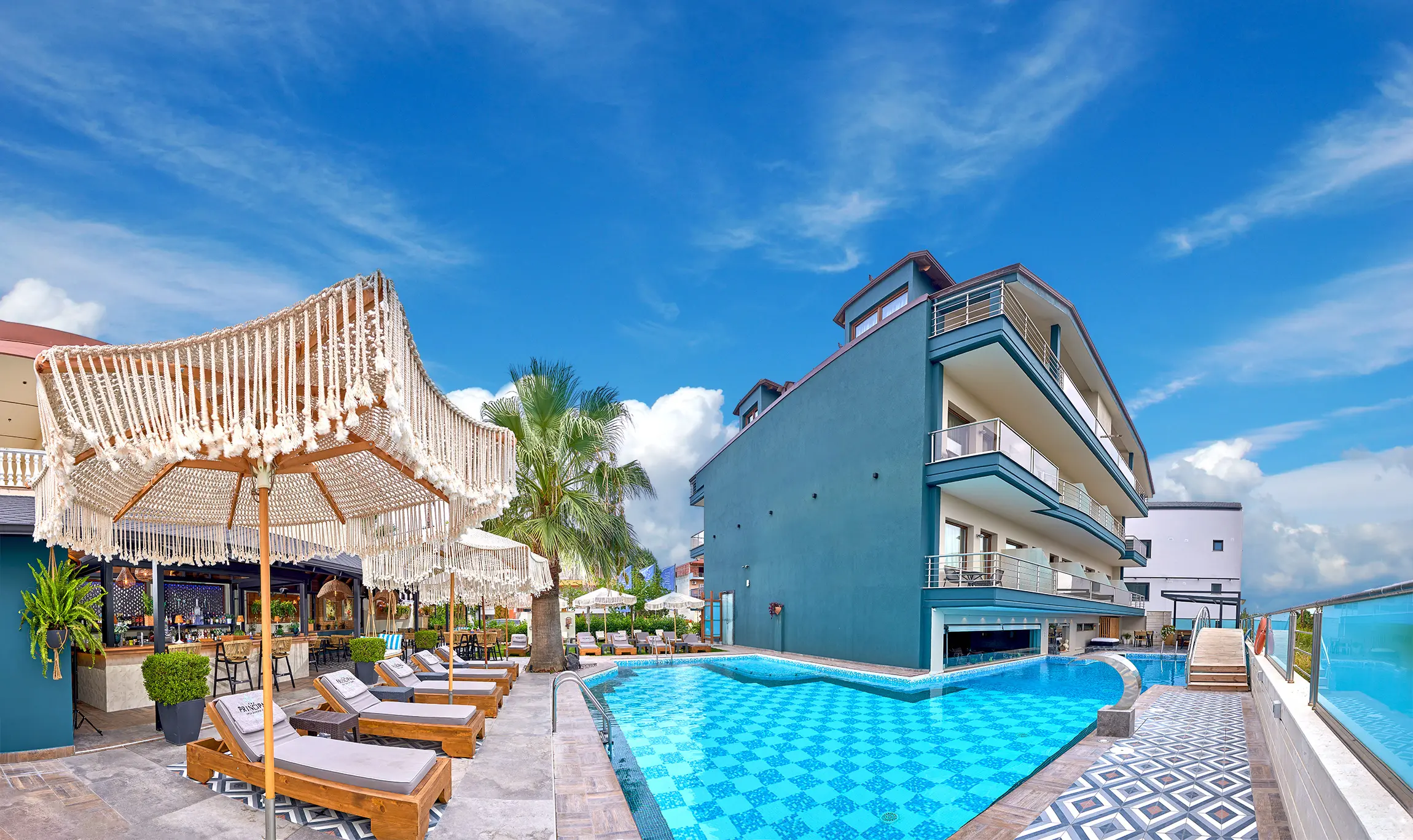 Басейн с шезлонги и чадъри с ресни пред сградата – Principal New Leisure Hotel, Олимпийска ривиера