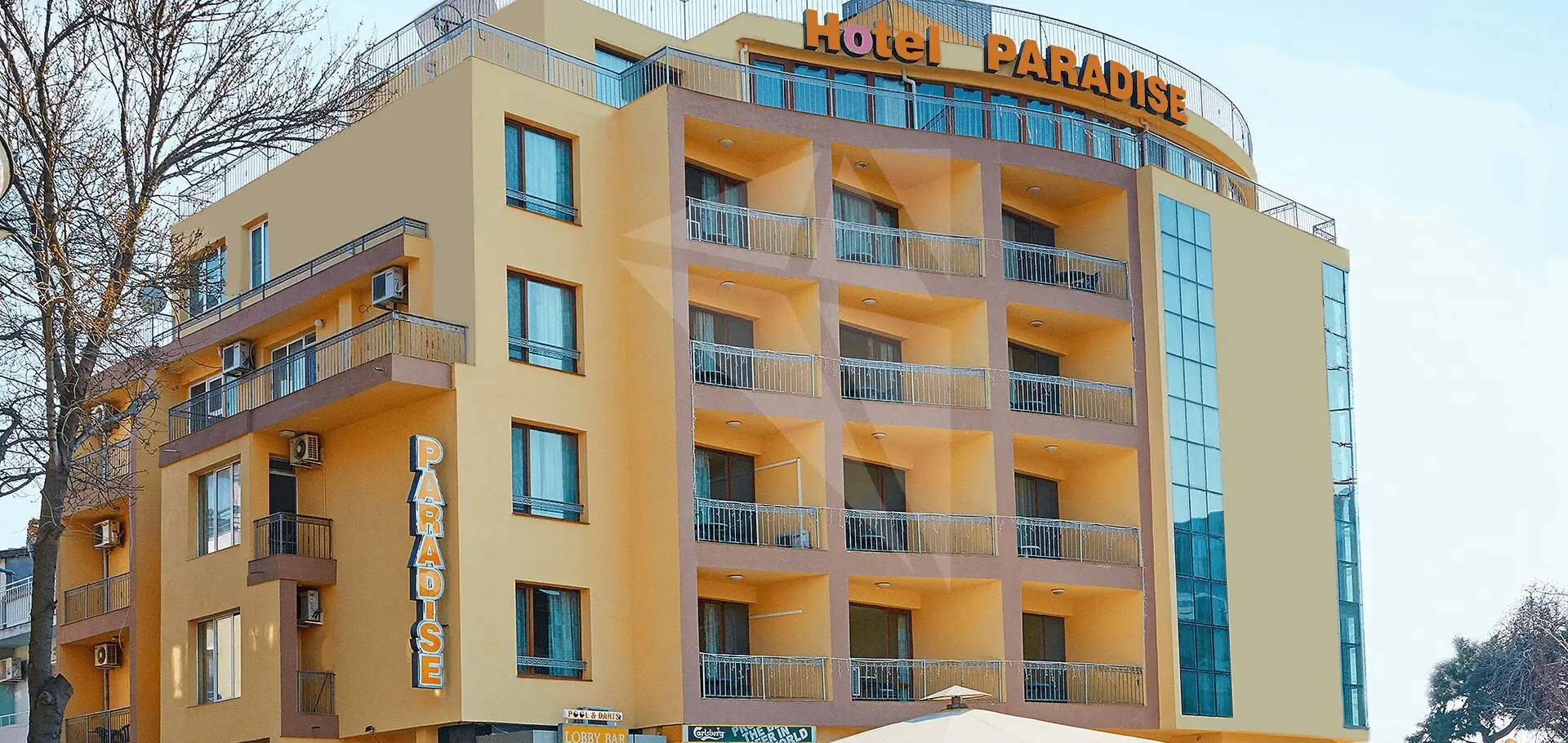 Фасадата на хотела с надпис Hotel Paradise и тераси с парапети – Хотел Парадайс, Поморие
