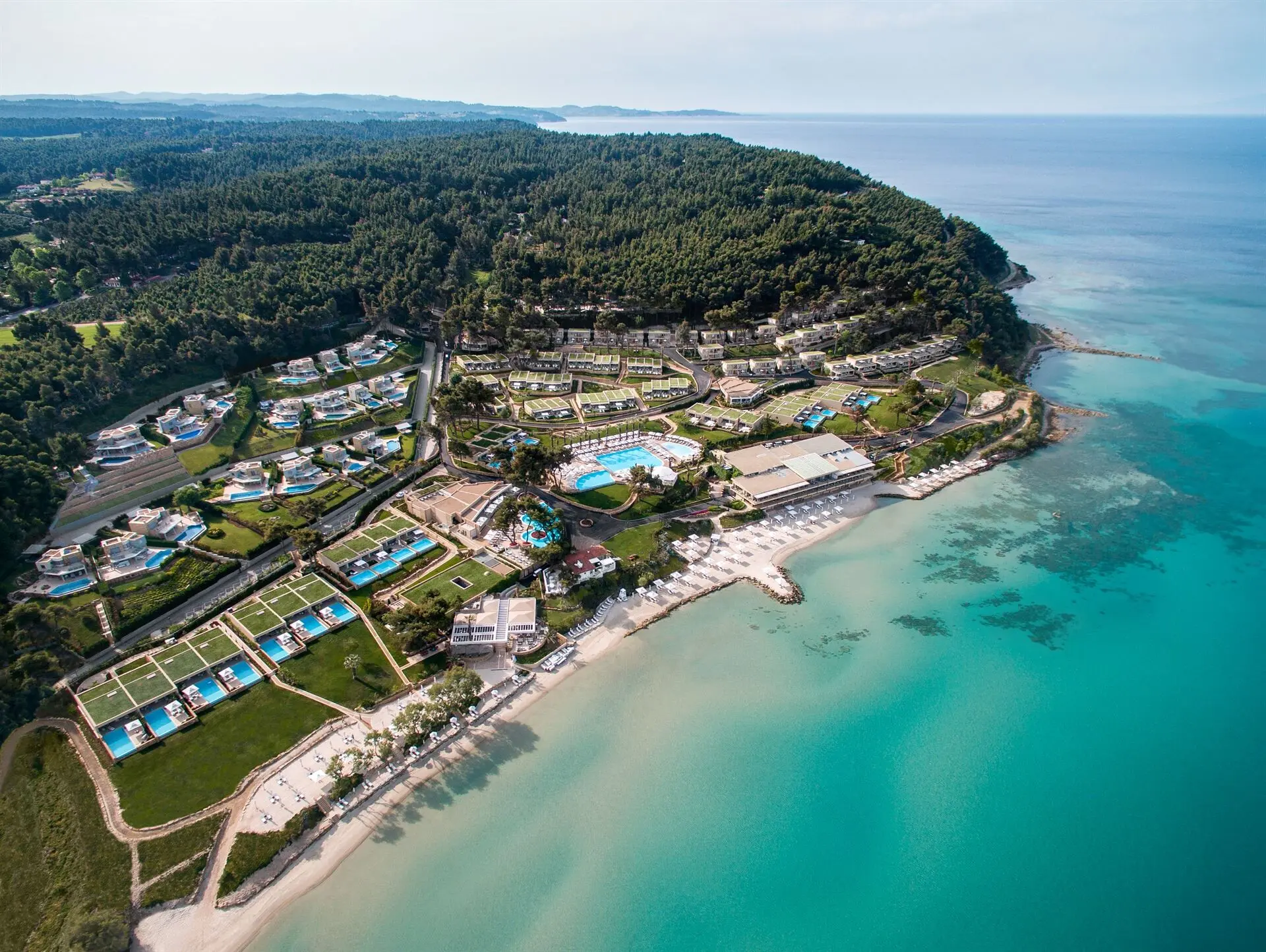 Въздушен изглед към курорта на зеления нос и тюркоазената вода – Sani Club, Касандра