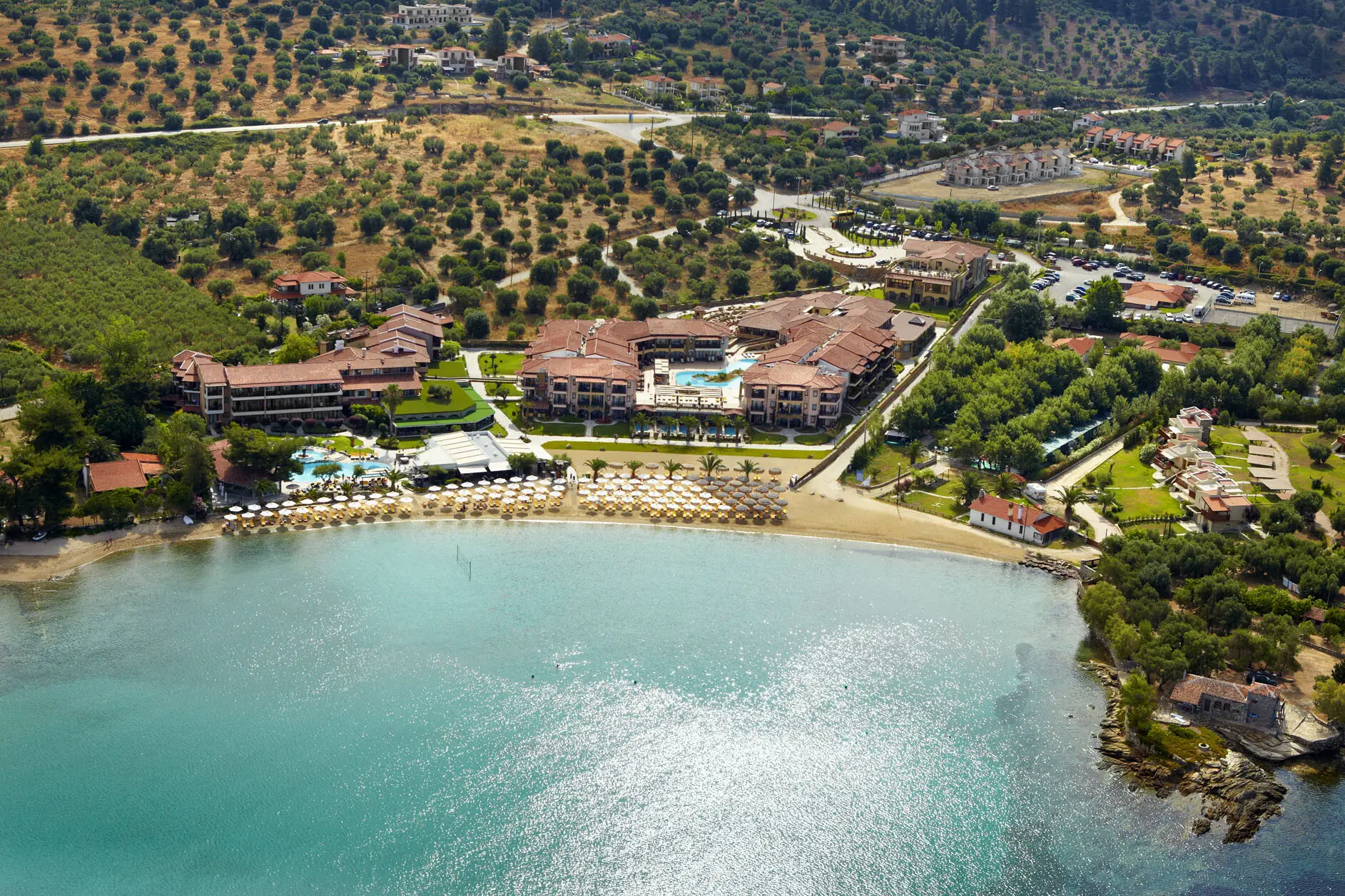 Въздушен изглед към хотела над залив с тюркоазена вода – Anthemus Sea Beach Hotel & Spa, Ситония