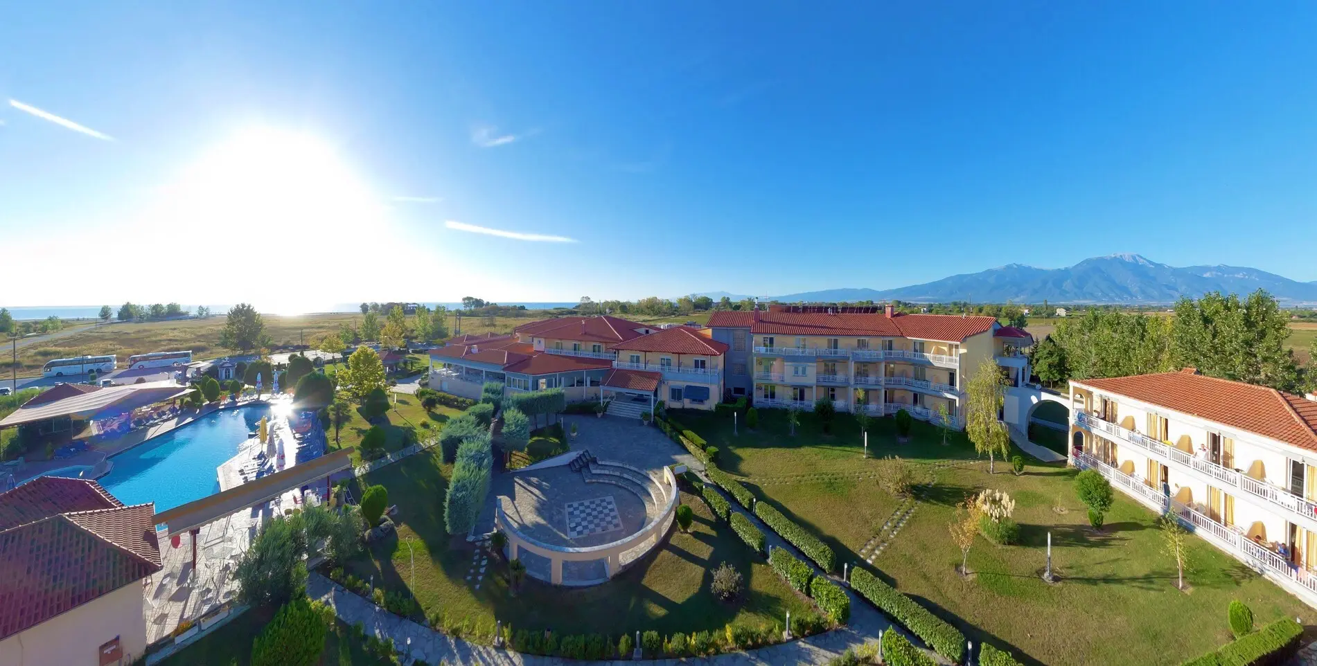 Сградите и градината с планината отзад отгоре – Grand Platon Hotel, Олимпийска ривиера