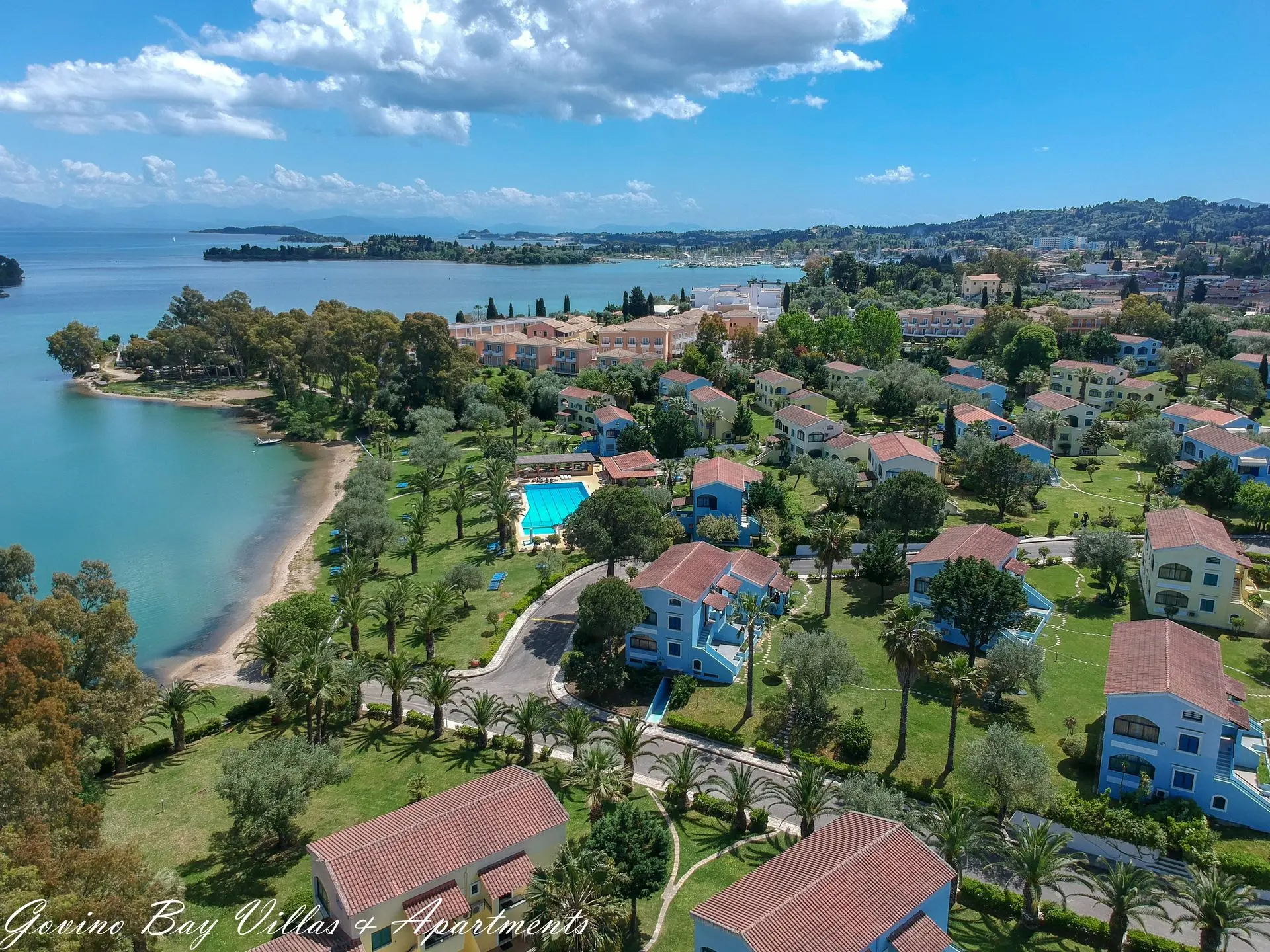 Въздушен изглед към комплекса, залива и брега – Govino Bay Corfu Hotel, Корфу