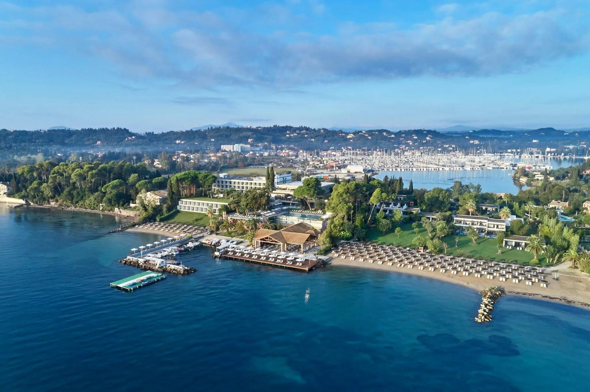 Въздушен изглед към полуострова с хотела, плажа и кея – Kontokali Bay Resort & Spa, Корфу