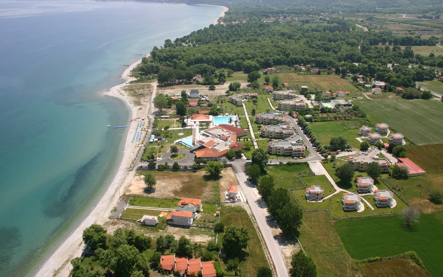 Брегът, плажът и комплексът от въздуха – Poseidon Palace, Олимпийска ривиера